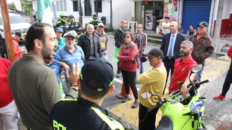 Tras concentrarse a la entrada del Bajo Tablazo, los ciudadanos se reunieron con las autoridades.