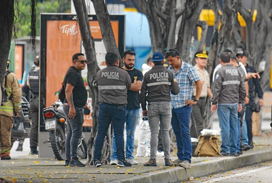 Foto|Efe|LA PATRIA Integrantes de la policía durante el operativo para desactivar un dispositivo explosivo adherido al cuerpo de un hombre el jueves en Guayaquil (Ecuador), de las ciudades más golpeadas por la delincuencia en ese país.