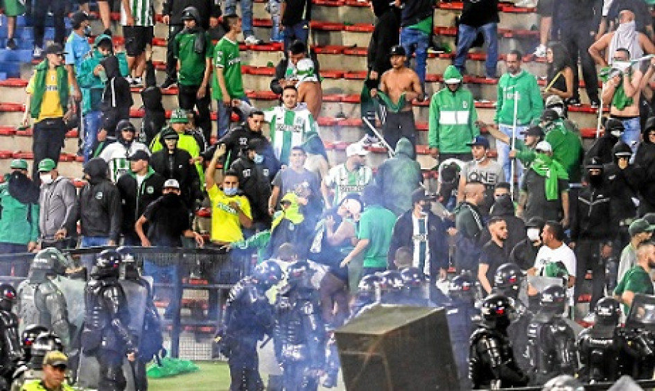 Aproximadamente una hora antes del compromiso entre Atlético Nacional y América, que estaba pactado para las 6:20 de la tarde, comenzaron los desórdenes en el sector sur del Atanasio Girardot.