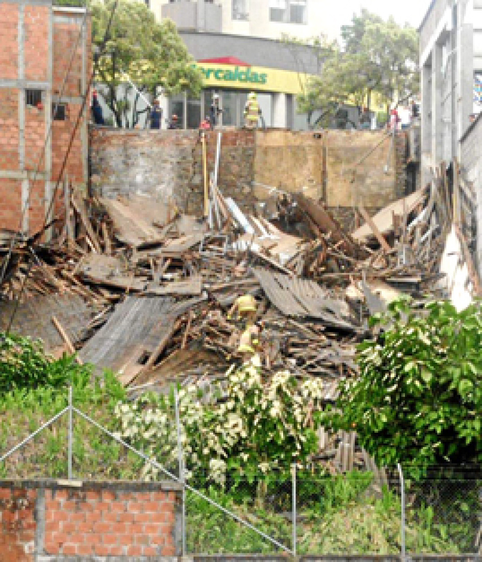 Foto | Cortesía Alcaldía de Manizales | LA PATRIA Los bomberos en medio de los escombros verificaban que no hubiera personas entre el desplome.