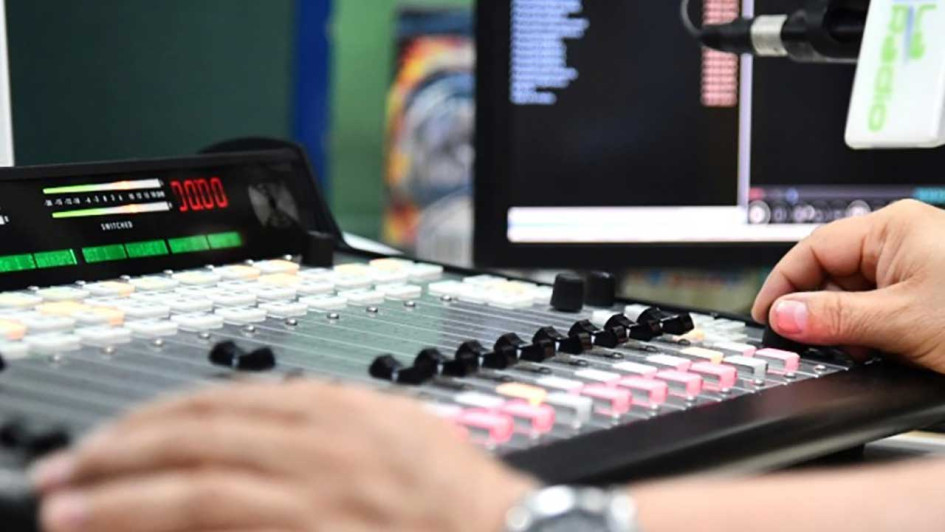 Proveedores de redes y servicios de telecomunicaciones deben dar prelación a las autoridades en la transmisión de comunicaciones relacionadas con la prevención, emergencia, conmoción o desastre, y permitir el acceso y uso de sus redes e infraestructura que garanticen la provisión de los servicios para atender las necesidades a que haya lugar.