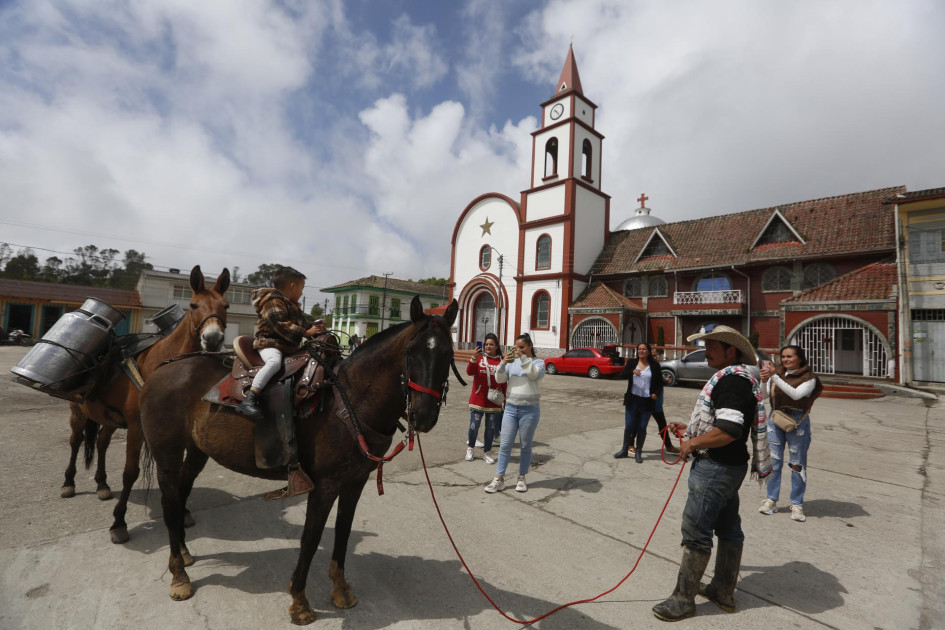 Un niño monta en un caballo en una calle de Murillo (Tolima).