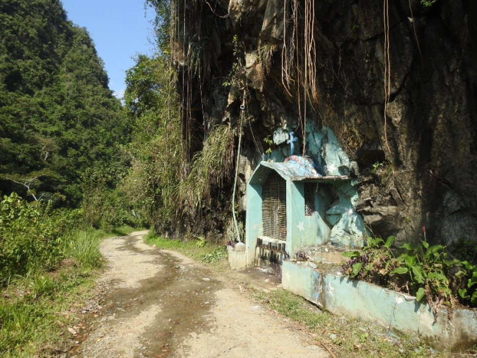 La gruta se ubica debajo de una roca de la que cae agua constantemente.