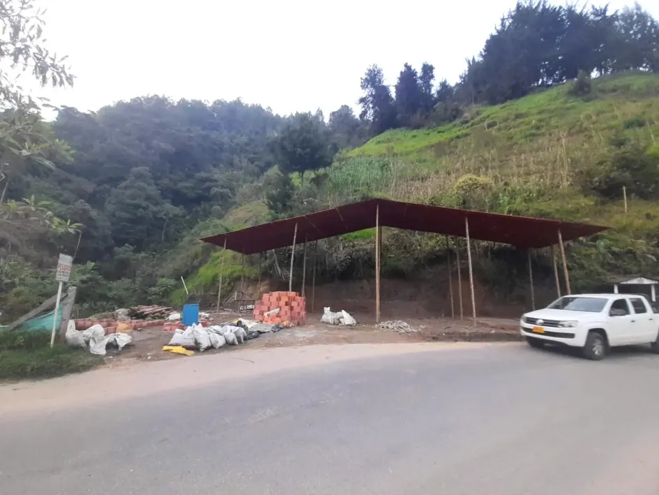 Las nuevas canchas están siendo construidas a la orilla de la carretera en una curva enseguida del puente sobre la Quebrada del Centro