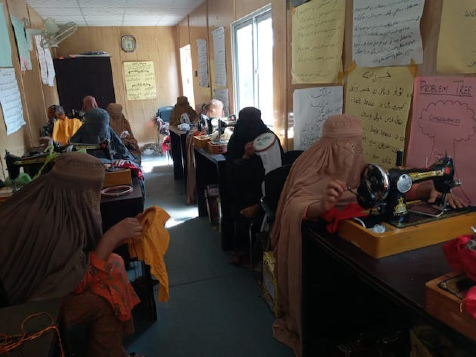 Mujeres afganas refugiadas en Peshawar, capital de la fronteriza provincia de Jaiber Pastanjuá, en el noroccidente de Pakistán, reciben capacitación en costura y bordado.