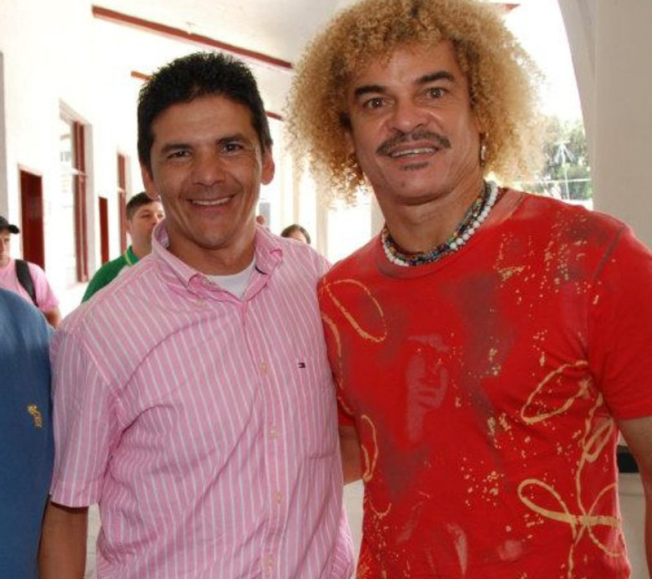 Carlos 'el Pibe' Valderrama (derecha) junto al director del torneo, Luis Fernando Marín.