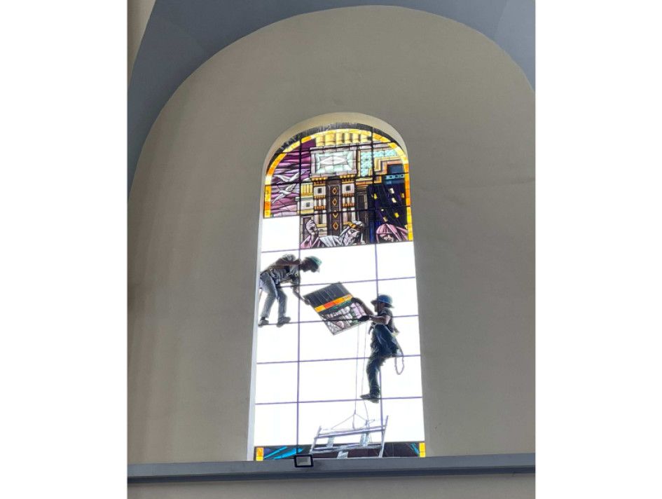Esta perspectiva permite dimensionar el tamaño del vitral comparado con las personas que los desmontan con sumo cuidado.
