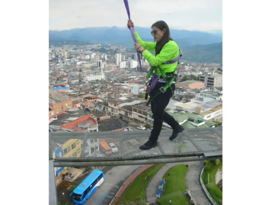 Edwin Steven Grajales Henao, operario de las atracciones extremas, mientras camina por el skywalk cuenta: “Soy el encargado de velar de que las normas técnicas de seguridad se cumplan. Se usa un arnés integral, mosquetones y dos líneas de vida. El usuario está completamente asegurado, los operarios tienen su certificado en alturas comprobado”.