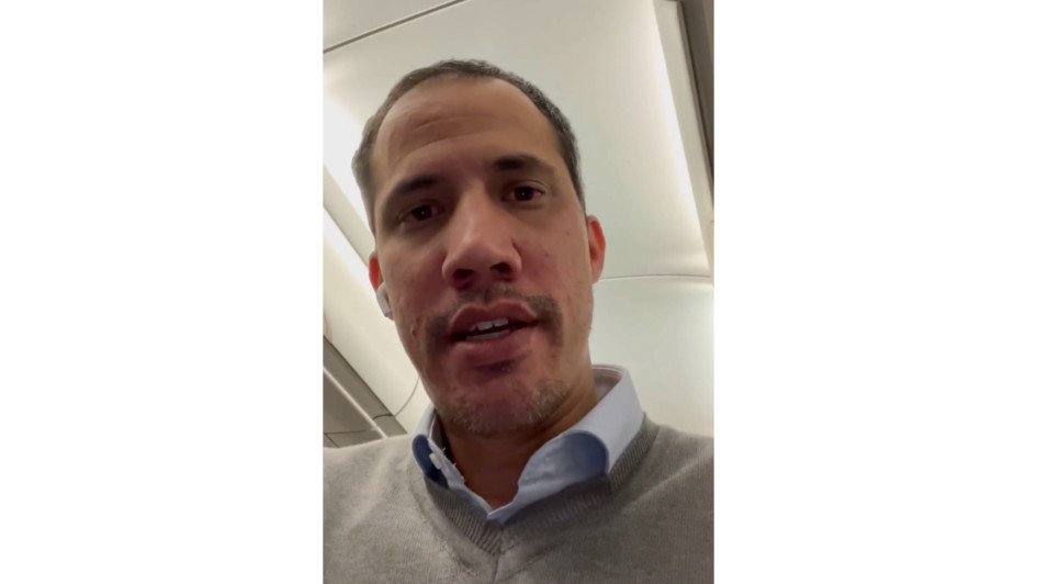 Tras la medianoche de este martes, el líder opositor venezolano Juan Guaidó subió un video a su cuenta de Twitter, montado en el avión que lo llevó de Bogotá a Miami, en el que explica que su viaje se debió a "amenazas directas" del "régimen de Maduro" a él y su familia.