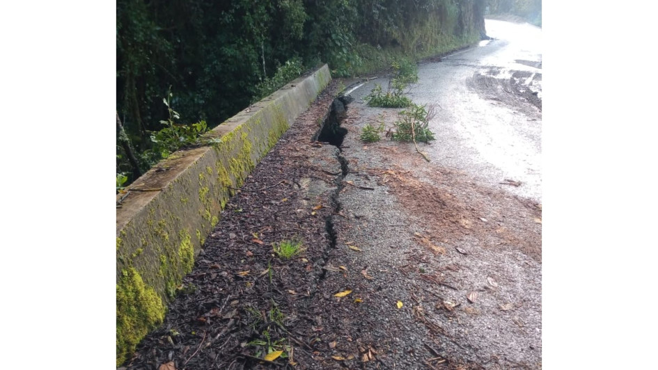 El puente del sector El Silencio, afectado. Según transeúntes, esta es la grieta, de aproximadamente 18 metros, que provocó el aguacero.