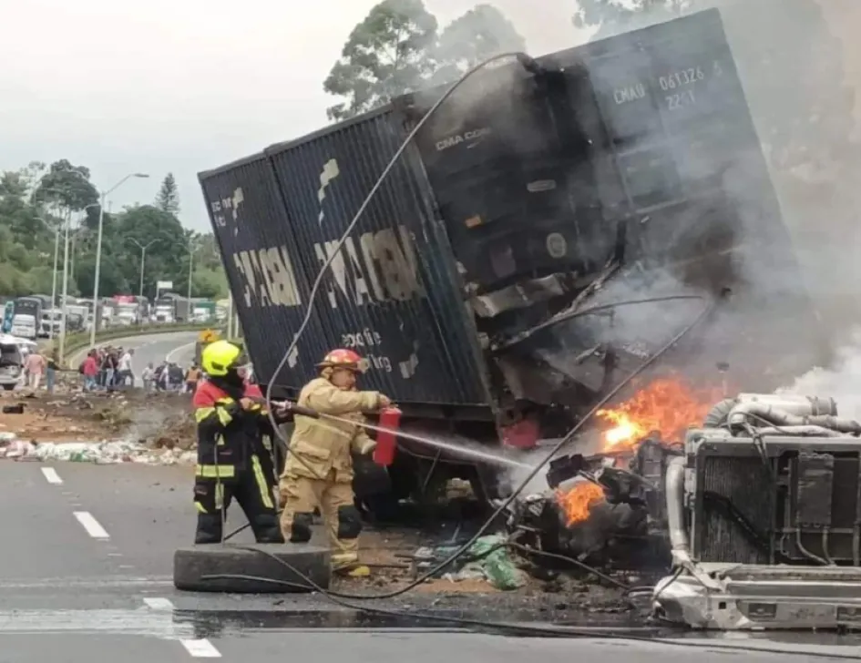 Bomberos apagan el fuego que causó el accidente de tránsito de este jueves en Circasia (Quindío).