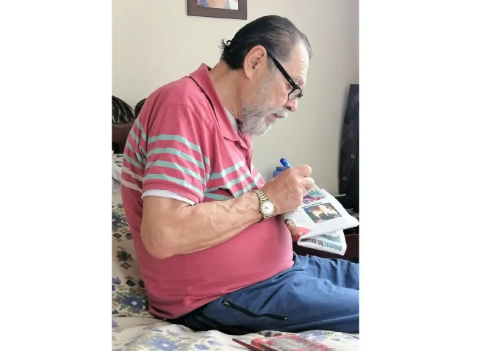 Jesús María Marulanda en su proceso matutino de pintura de las miniaturas.