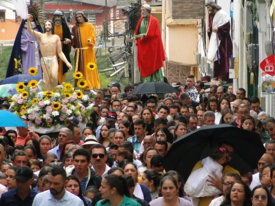 Pensilvania. Desde el cementerio San Vicente de Paúl hasta el templo parroquial Nuestra Señora de Los Dolores se cumplió la procesión del último día de la Semana Mayor.
