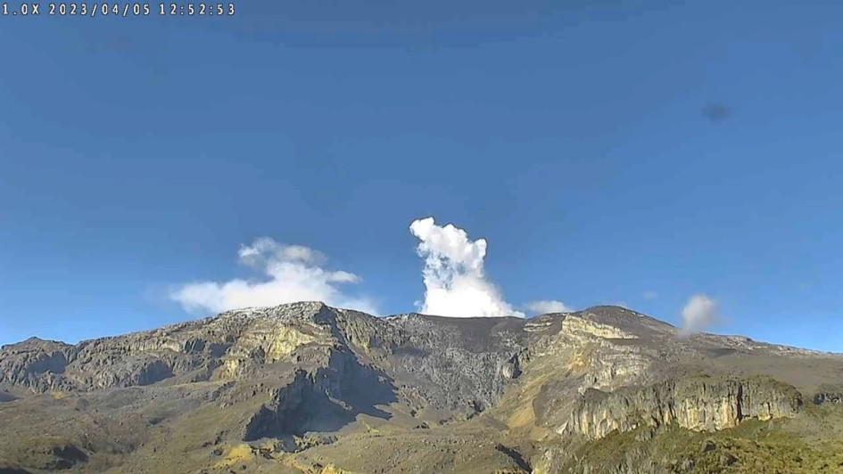Así lucía esta mañana, del 5 de abril, el volcán Nevado del Ruiz desde el sector de Piraña - Azufrado.