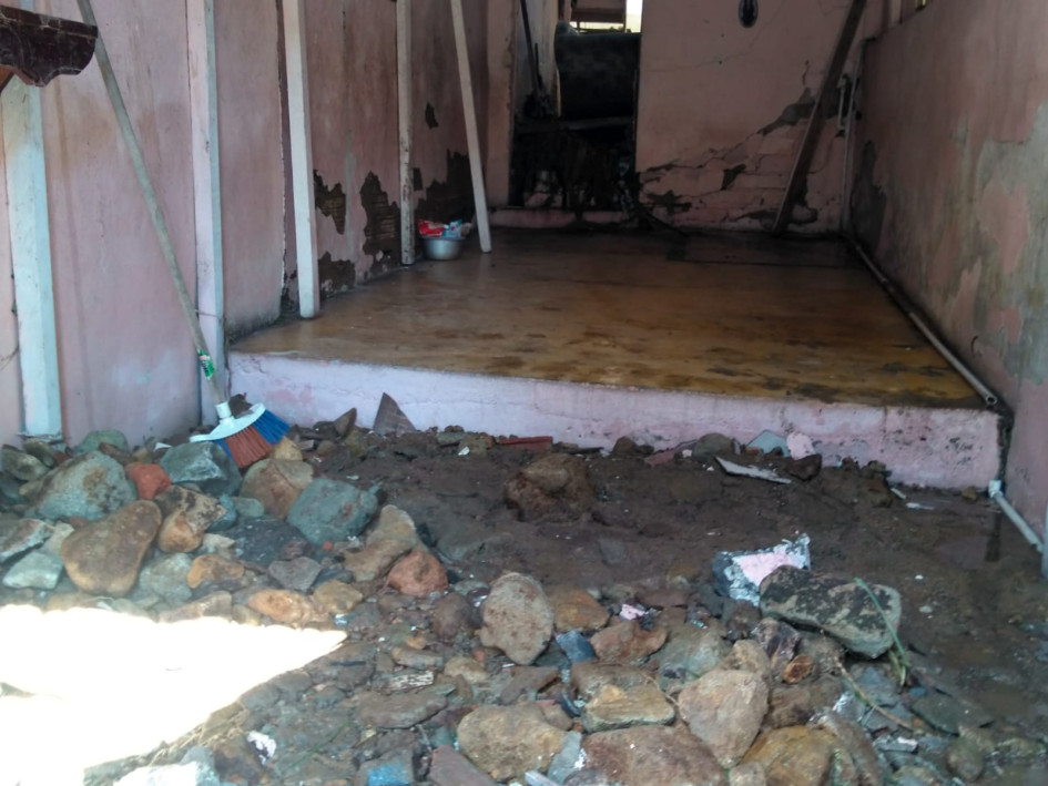 Así quedó la sala de la casa de Luz Mary Palau tras el paso del agua hacia la calle.