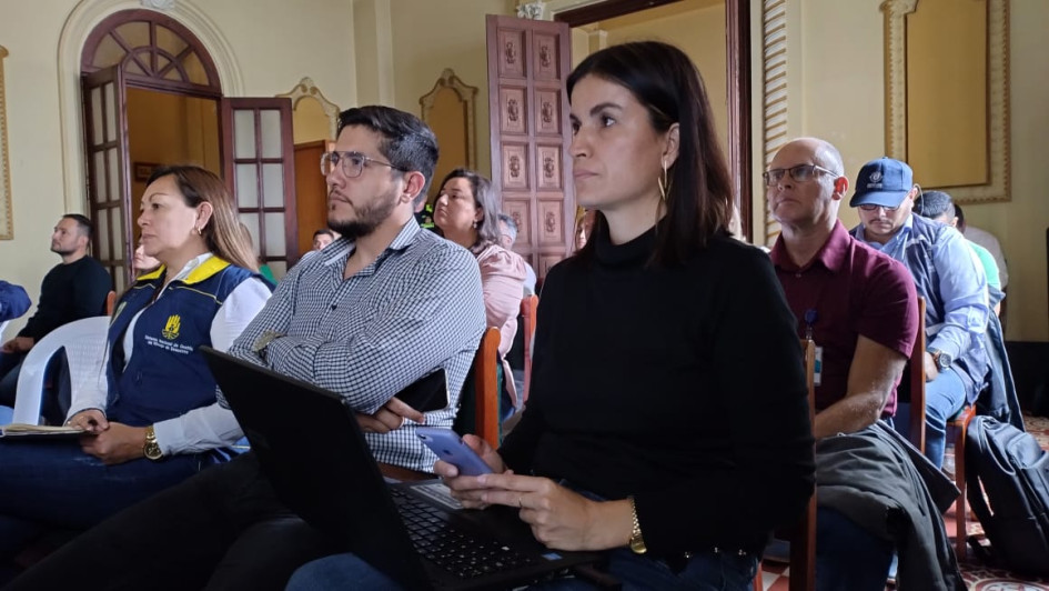 Cristian Mateo Loaiza Alfonso (c), alcalde encargado de Manizales, y Alexa Yadira Morales Correa, directora de la Unidad de Gestión del Riesgo.