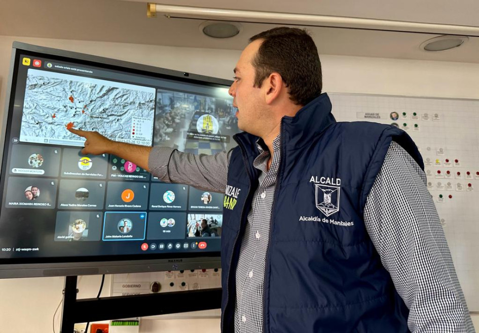 El alcalde de Manizales, Carlos Mario Marín Correa, este lunes en el PMU nacional para analizar la actividad del volcán Nevado del Ruiz y lo que está haciendo la región. 