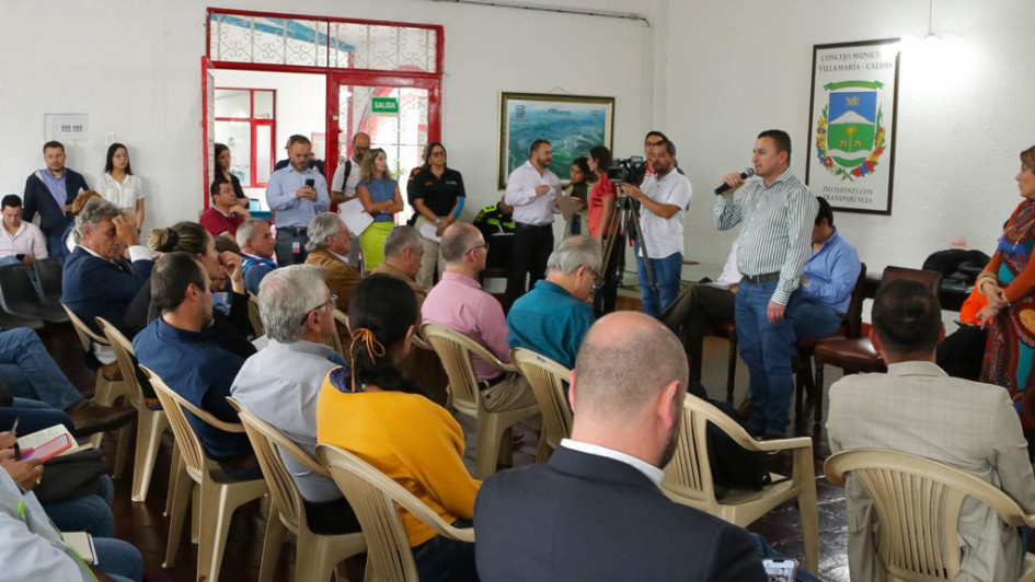 Reunión de las autoridades con los ganaderos de la región, en Villamaría, para analizar planes de contingencia debido a la actividad del volcán Nevado del Ruiz.