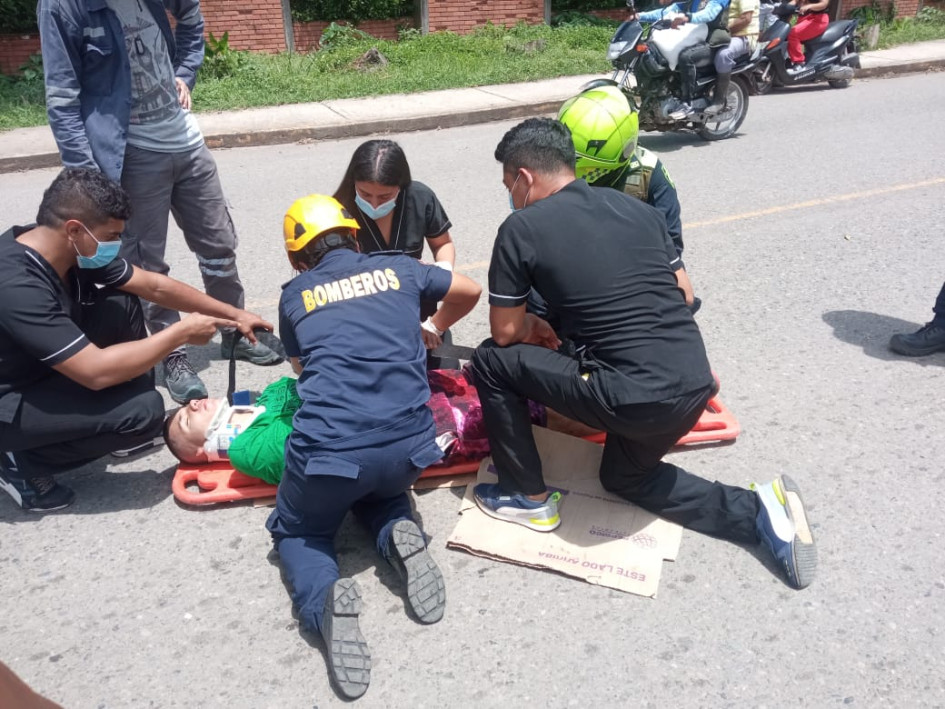 Los Bomberos Voluntarios de Supía atendieron a las 11:05 a.m. a un motociclista que perdió el control de su vehículo y al caer sufrió laceraciones y una posible fractura en el hombro izquierdo.