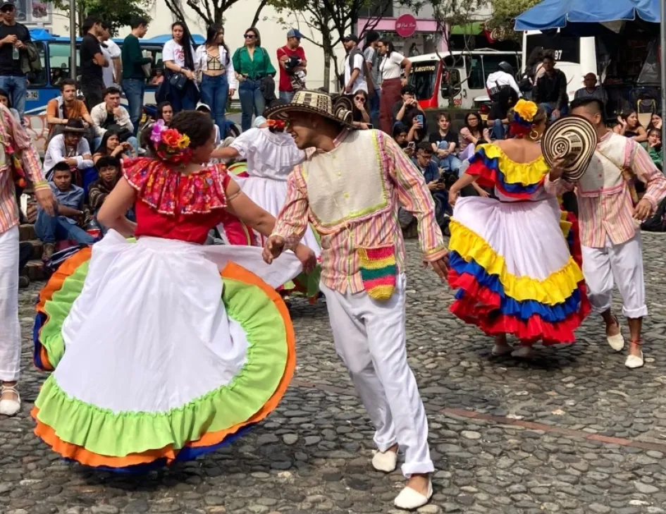 Enraizados, agrupación de danza folclórica, en el Campus Fest. 