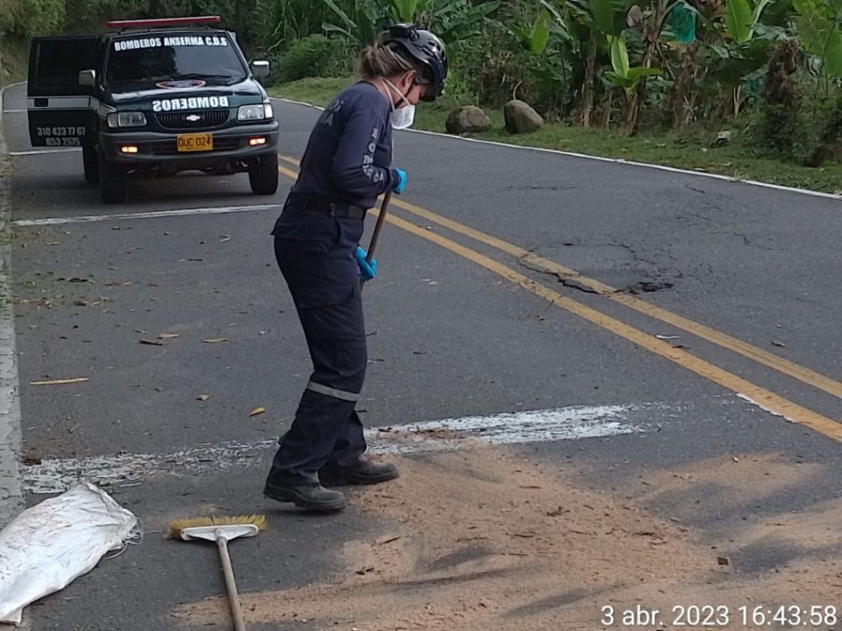 Los bomberos del Municipio atendieron y limpiaron la mancha para evitar accidentes de tránsito.
