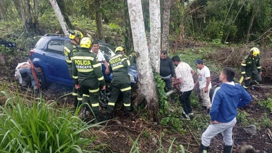 Carro se salió de la vía Manizales-Neira y chocó contra un árbol