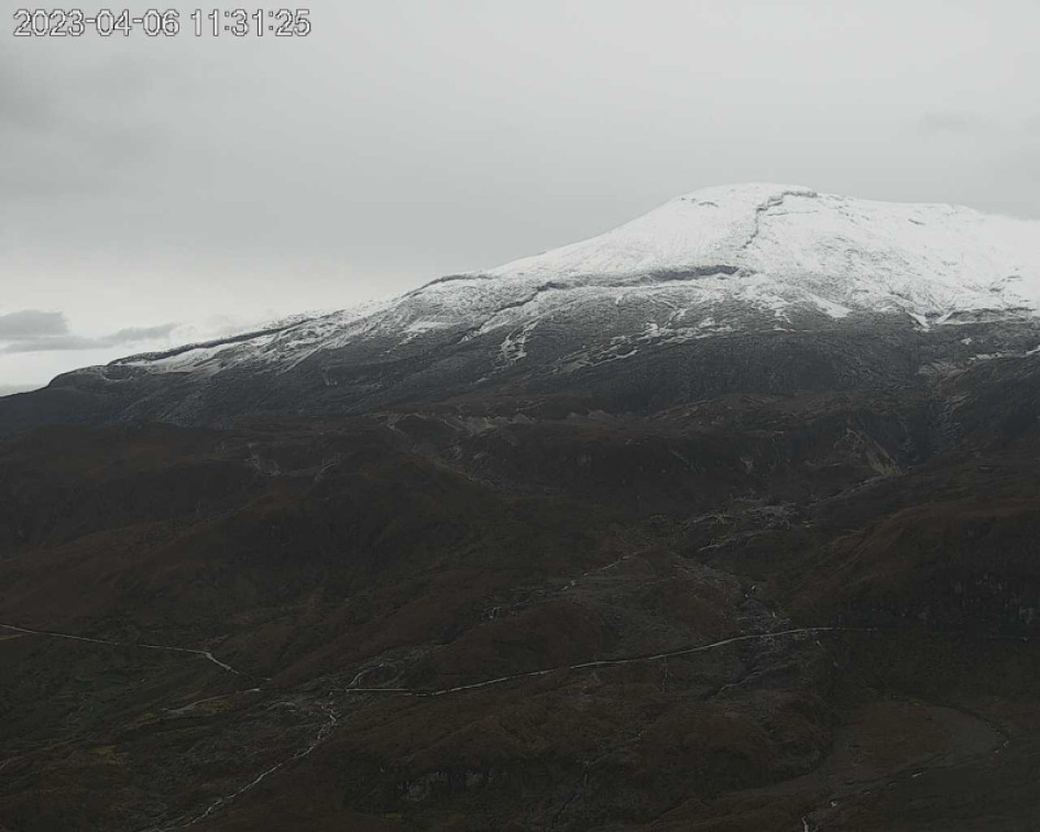 Imagen proporcionada por el SGC que muestra el volcán Nevado del Ruiz este jueves desde el cerro Gualí. 