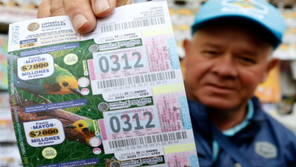 Vendedor de Lotería de Manizales mostrando los tiquetes para la venta.