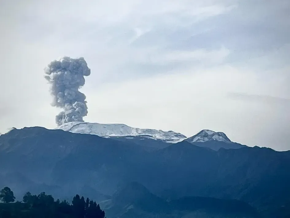 Así se observó la emisión de ceniza desde el Bosque Popular El Prado. 