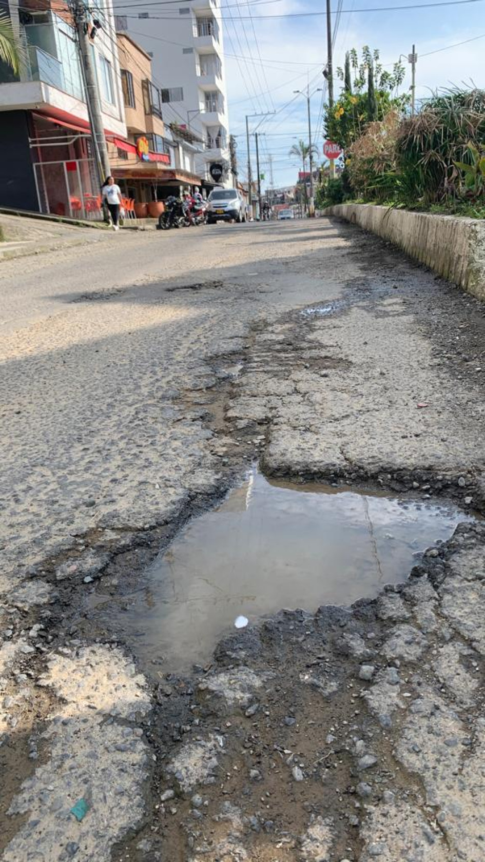 En la avenida El Libertador la comunidad se queja de los huecos que deben esquivar. Solicitan arreglo y reclaman la ausencia de la Alcaldía para hacer mantenimiento antes de Semana Santa