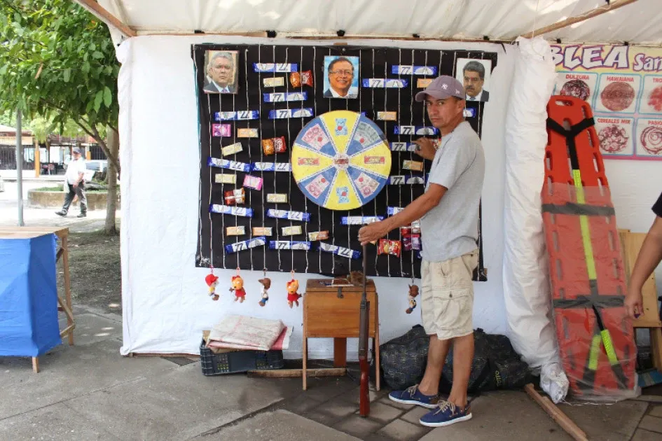 El tiro al blanco forma parte de la feria de juegos recreativos, que llegó a La Dorada con su propietario, Héctor Hernán Sabala.