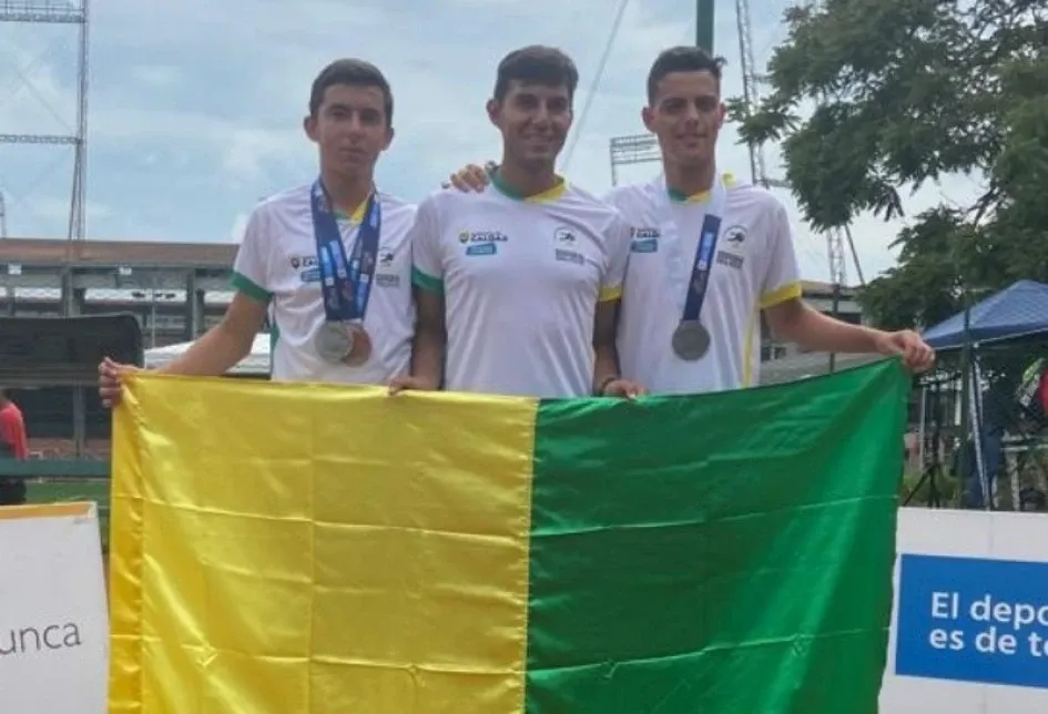 Deivy Leandro Padilla (centro), con sus deportistas Sergio Gutiérrez y Juan Martín Trejos.