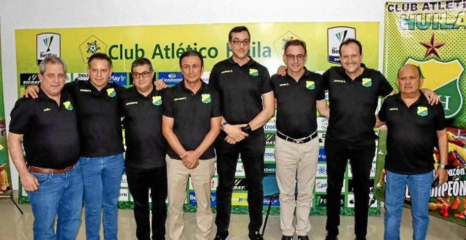 Michel Deller (sexto de izquierda a derecha), el máximo accionista de Independiente del Valle, junto a los salientes dirigentes del Atlético Huila, equipo que adquirió el empresario ecuatoriano.