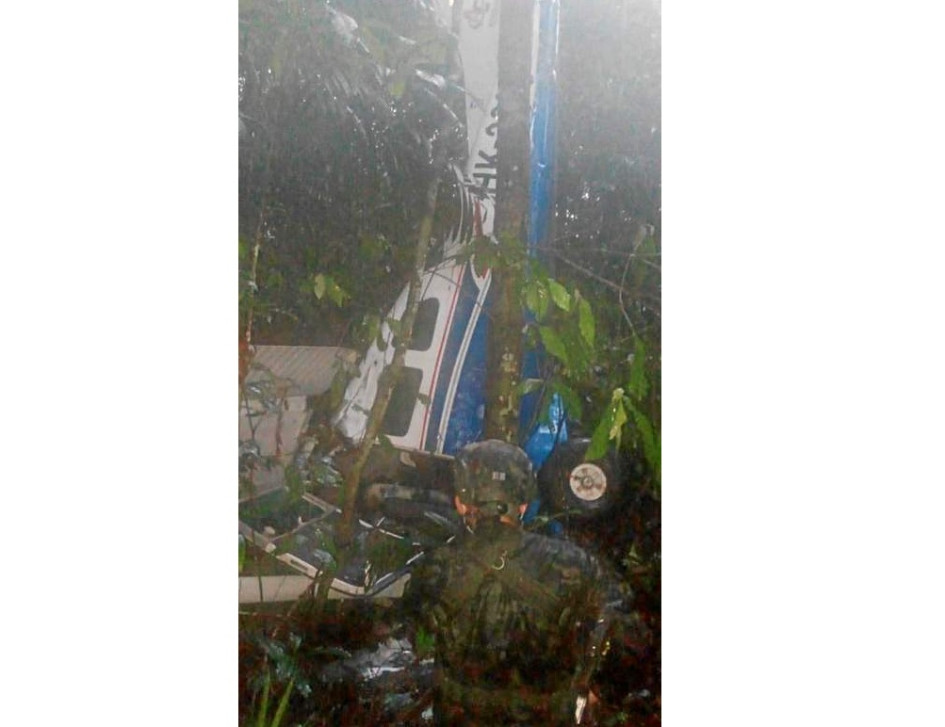 Foto | @FuerzasMilCol | LA PATRIA  La avioneta fue hallada 15 días después de desaparecer.