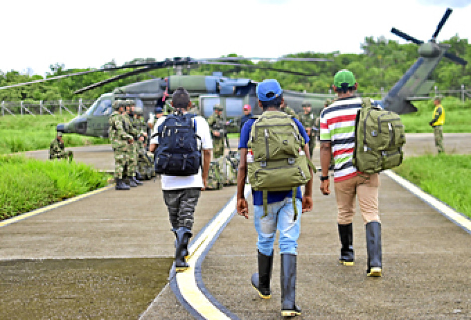 Foto | EFE | LAPATRIA  Fotografía cedida por la Presidencia de Colombia de los soldados e indígenas que apoyan la búsqueda de los cuatro niños perdidos en la selva tras un accidente aéreo, en Guaviare (Colombia). La familia de los niños perdidos pidió que las labores de búsqueda prosigan y no aflojen hasta que no les hayan encontrado.