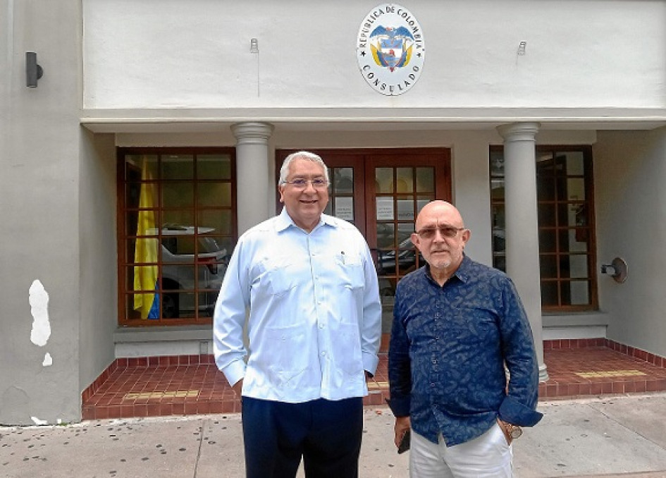 El director de Comunicaciones Hispanas en el Comité Nacional Republicano, Jaime Flórez, y el presidente de la organización Americas Community Center, Fabio Andrade, posan frente al Consulado General de Colombia en Miami (Estados Unidos).