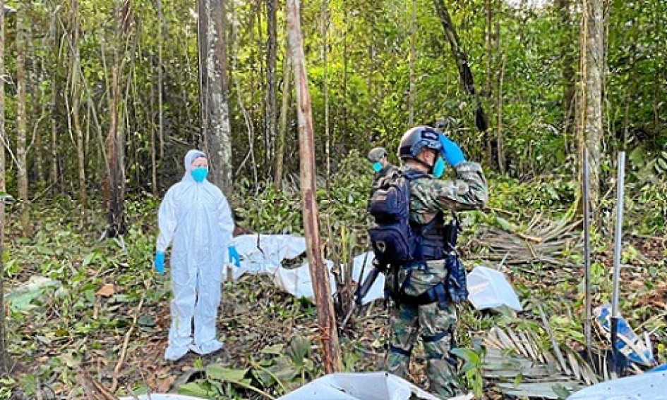 Los socorristas retiraron del avión los cadáveres de la madre de los niños, Magdalena Mukutuy; del líder indígena Hermán Mendoza y del piloto del Cessna 206, Hernando Murcia.