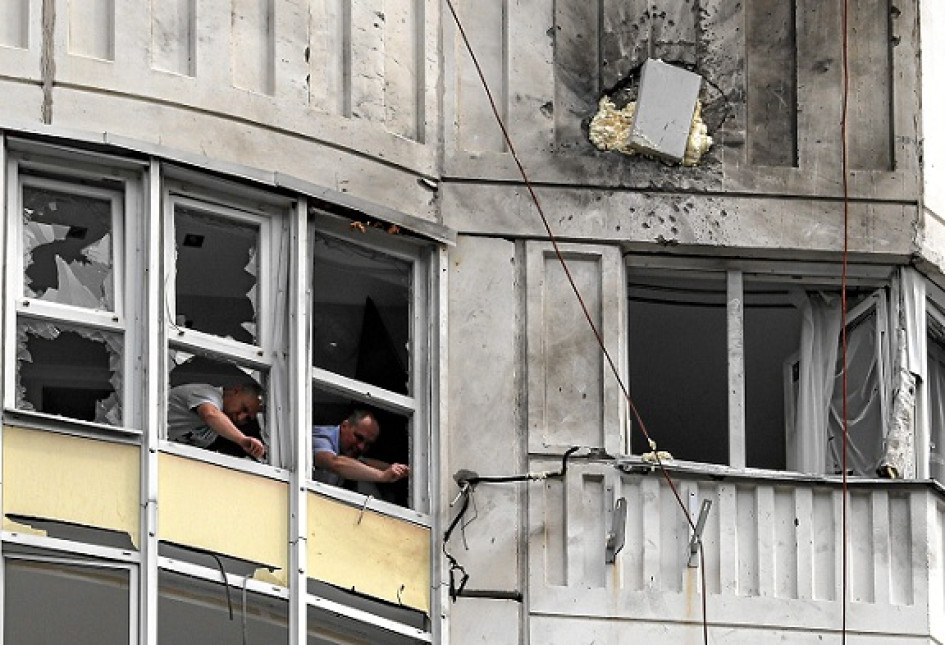 Investigadores rusos trabajan en el lugar en el que se produjo el primer ataque masivo de drones que, si bien no causó víctimas, enfrentó a los moscovitas a la realidad de la guerra.