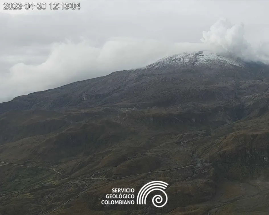 Así se observaba ayer el volcán Nevado del Ruiz, cuando se cumplió un mes del nivel de actividad naranja. 