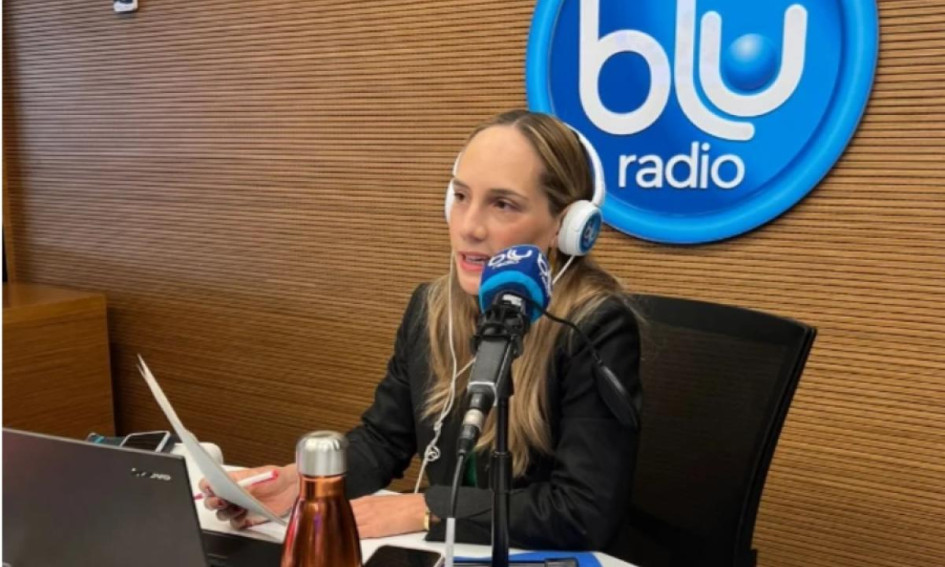 La periodista Camila Zuluaga cubre asuntos de política para los medios Blu Radio y Caracol Televisión.