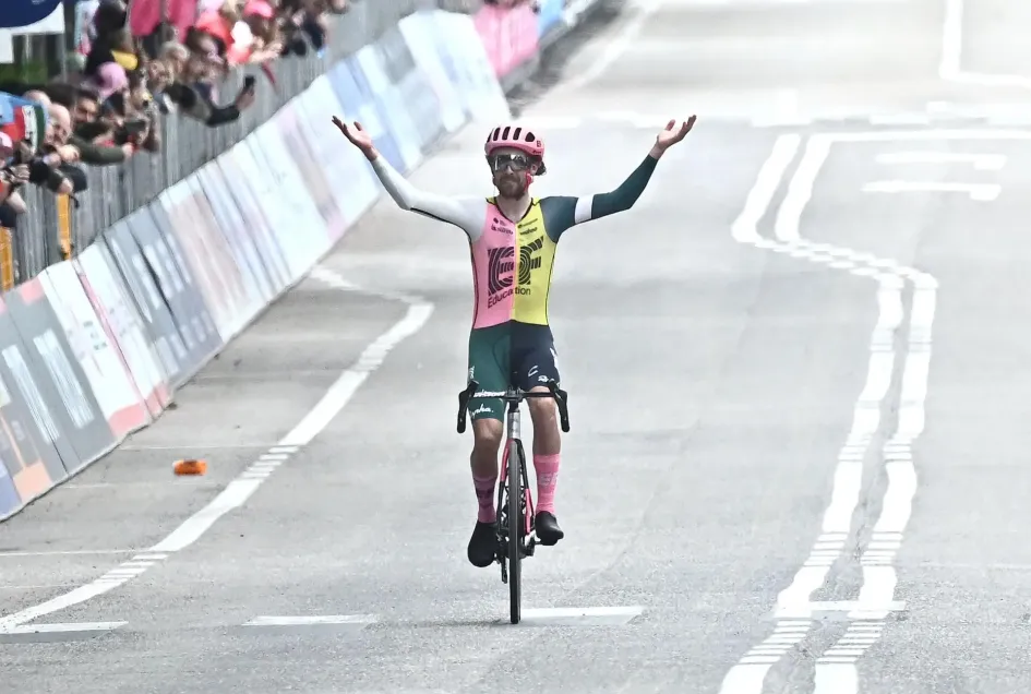 El irlandés Ben Healy del equipo Ef Education-Easypost gana la octava etapa de la carrera ciclista Giro de Italia 2023 en 207 km de Terni a Fossombrone, Italia.