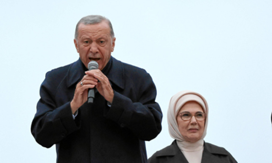 El presidente turco, Recep Tayyip Erdogan, se dirige a sus seguidores junto a su esposa Emine.