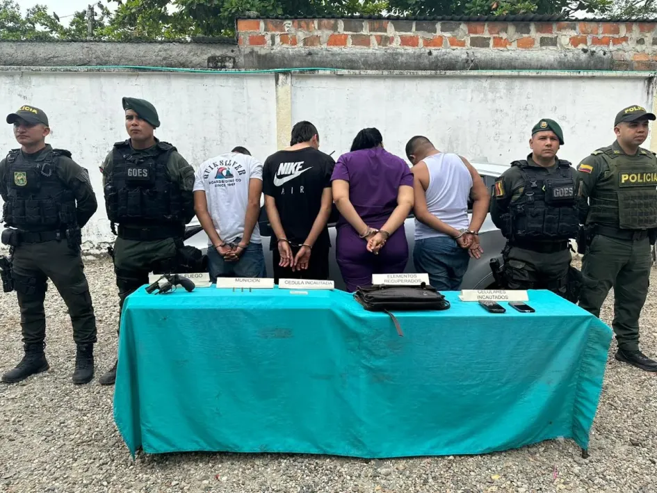 Los sujetos capturados por las autoridades tras un fleteo en La Dorada.