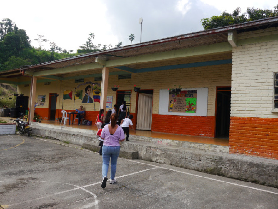 Docente y alumnos de la escuela Antonio Nariño, de Chinchiná, se preparan para afrontar una erupción del Ruiz.
