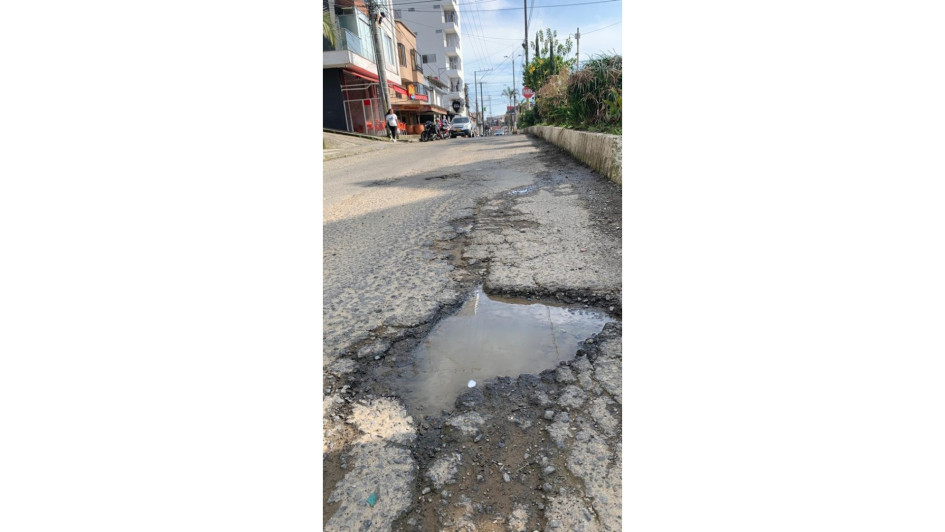 La comunidad solicita el arreglo de la avenida, argumentan que es una zona comercial importante para el municipio.