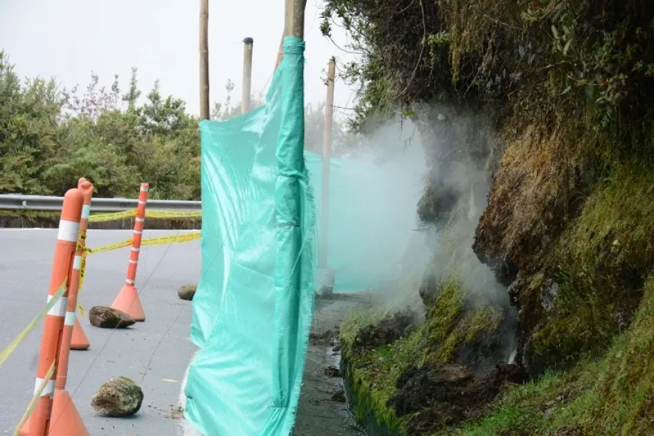 Emanación de gases y vapores en una ladera del volcán Cerro Bravo, foto del 15 de mayo.