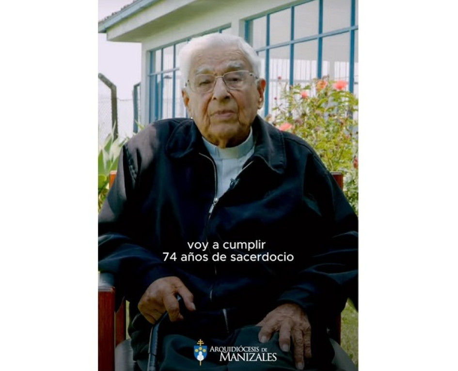 El padre Evelio Valencia, de 100 años, demostró su lucidez hablando sobre su vida pastoral en una reciente publicación de la Arquidiócesis de Manizales en redes sociales.