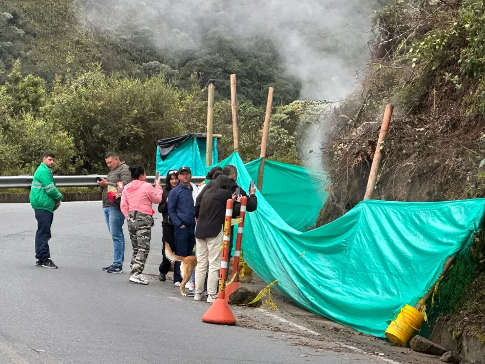 El punto donde se acercan las personas a observar las rocas y la emanación de gases en Cerro Bravo.