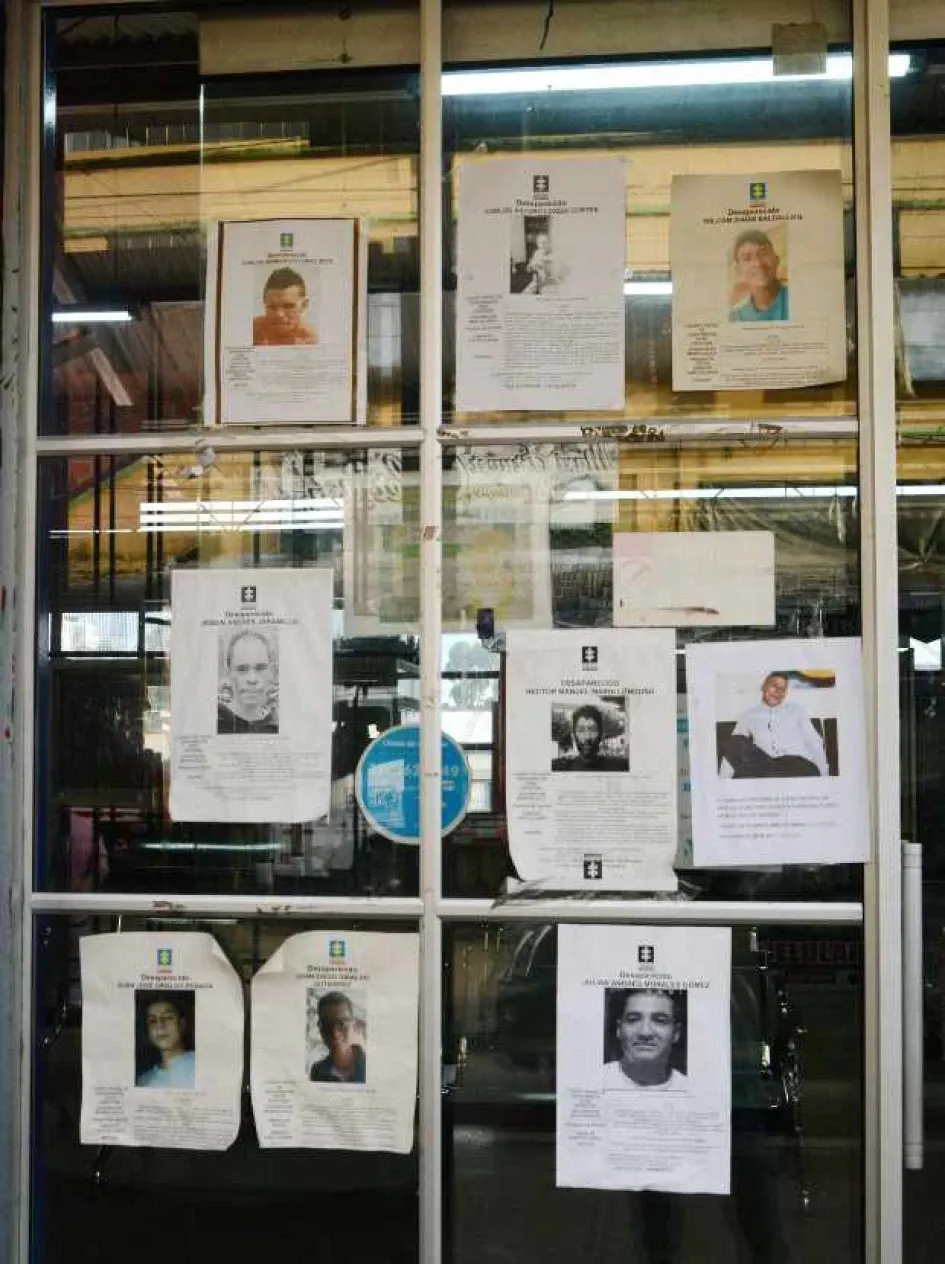 En la foto, imágenes de perdidos, pegadas en la Terminal de Transportes de esta ciudad.