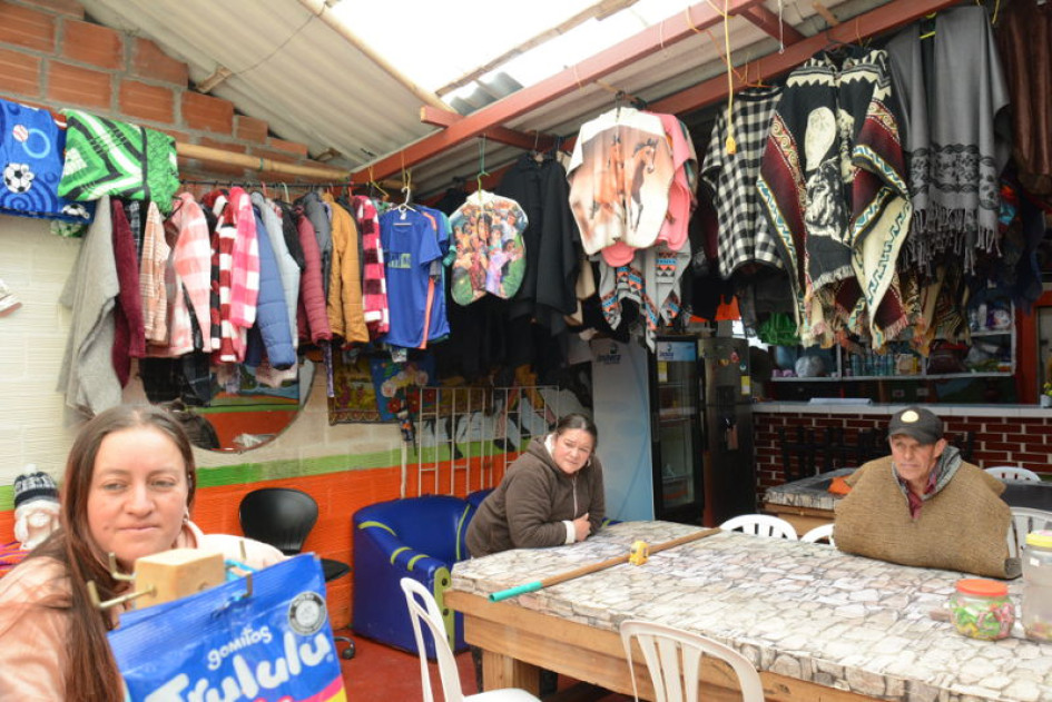 Patricia (al fondo) abre de 6:00 a.m. a 7:00 p.m. Para ella es mejor que el volcán expulse ceniza, “porque debe respirar para no ahogarse. No vemos ningún fenómeno distinto. El día que haga erupción, hará lo mismo, llegará por el mismo camino”, dice la manizaleña que llegó hace varios años a la zona.